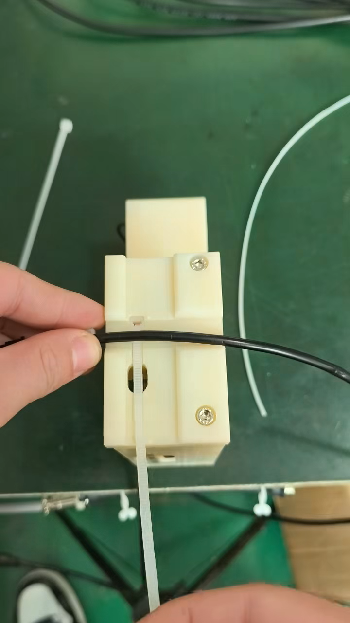 Pevný automatický napínací a řezací stroj na stahovací pásky (indukční spouštěč) JW-SLQ