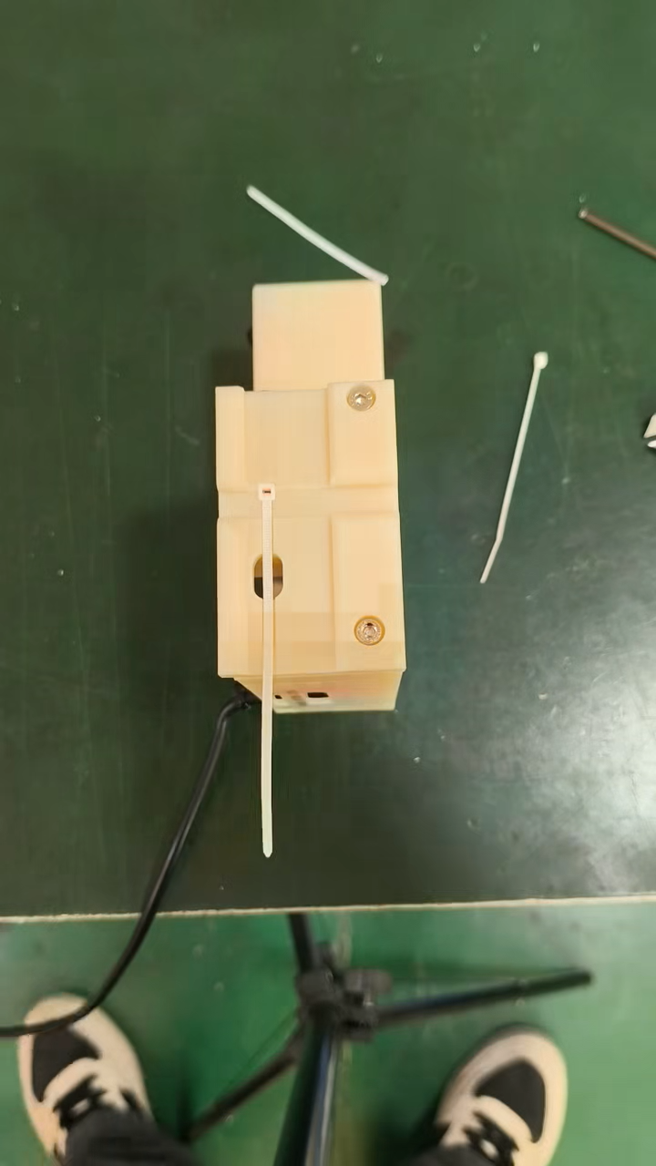 Pevný automatický napínací a řezací stroj na stahovací pásky (indukční spouštěč) JW-SLQ