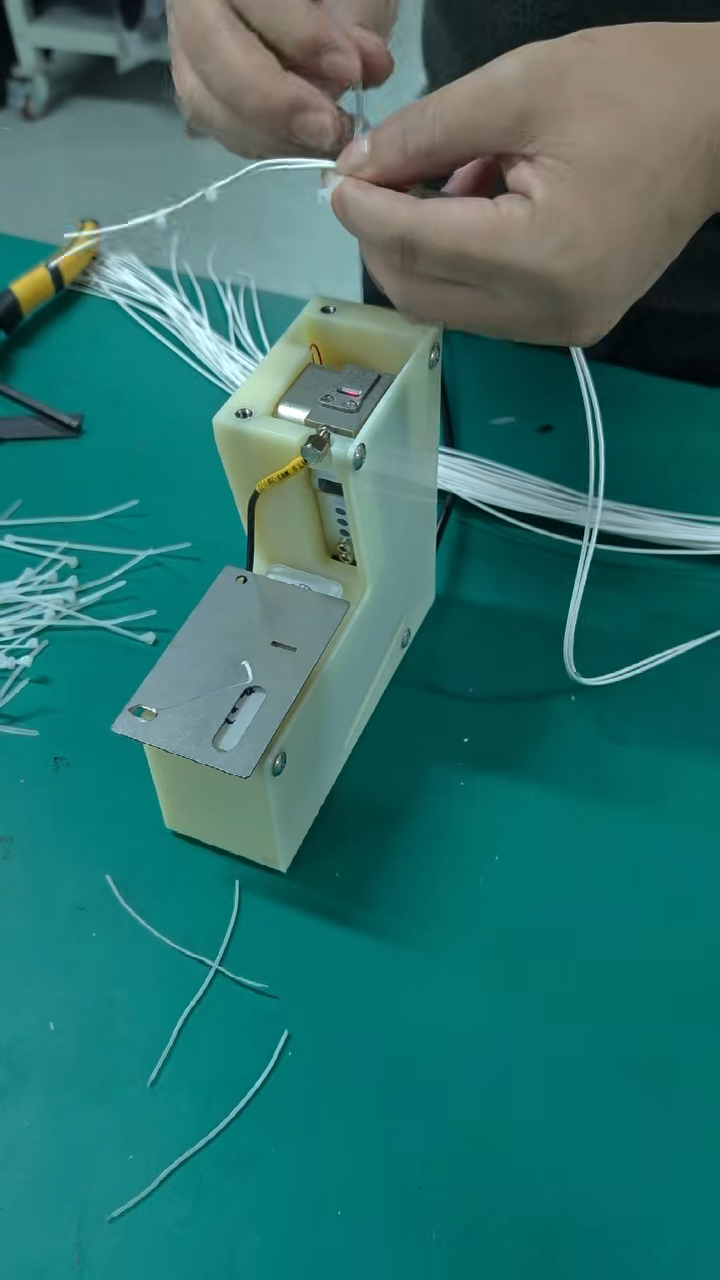 Pevný automatický napínací a řezací stroj na stahovací pásky (indukční spouštěč) JW-SLQ