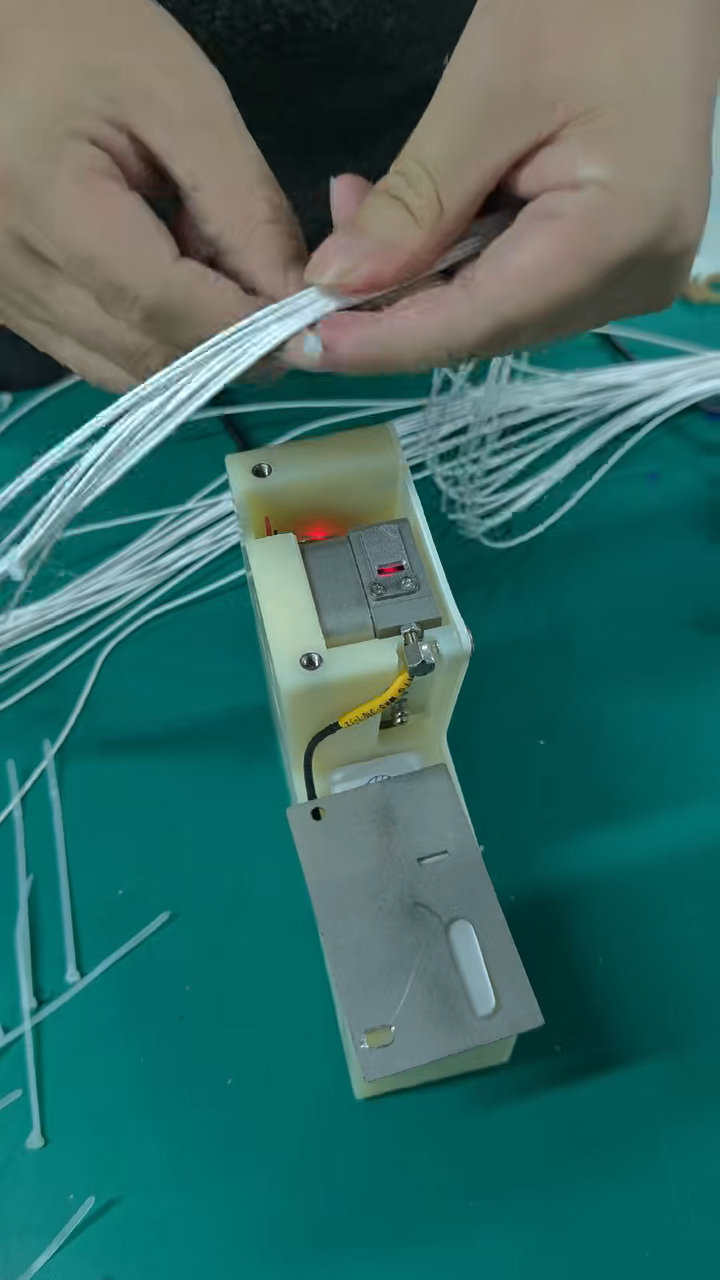 Pevný automatický napínací a řezací stroj na stahovací pásky (indukční spouštěč) JW-SLQ