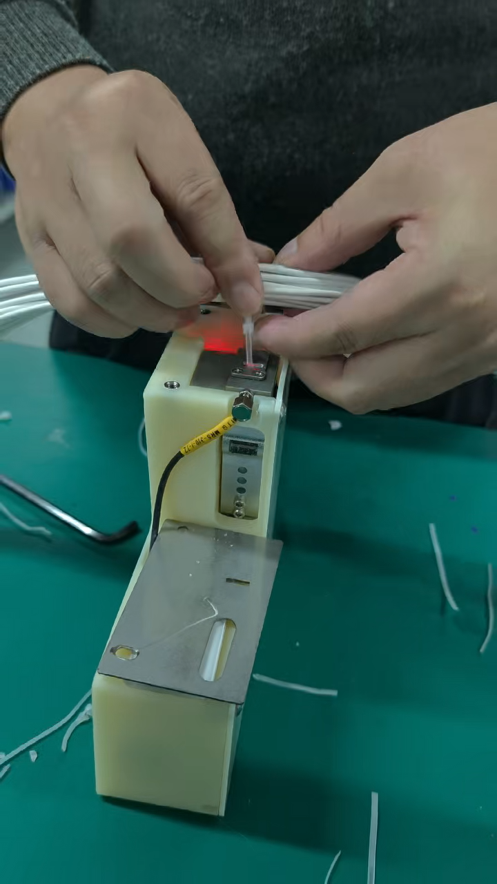 Pevný automatický napínací a řezací stroj na stahovací pásky (indukční spouštěč) JW-SLQ