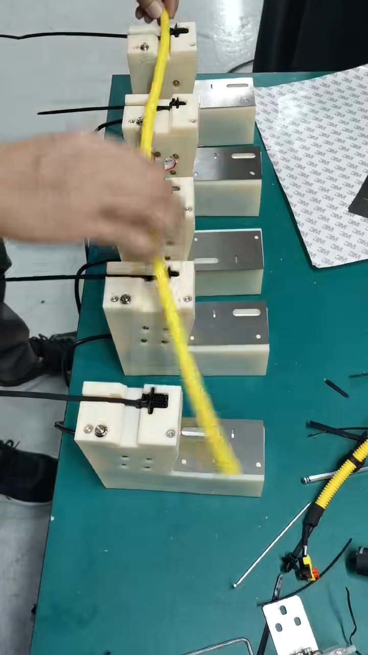 Pevný automatický napínací a řezací stroj na stahovací pásky (indukční spouštěč) JW-SLQ