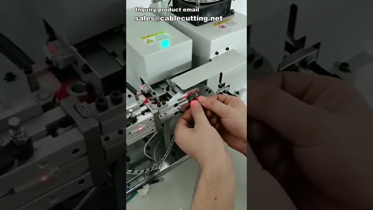 Automatický stroj na nasazování a smršťování bužírek na dráty – pro efektivní výrobu