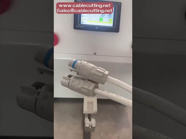 Automatický šroubovací stroj na matice – vkládání konektorů