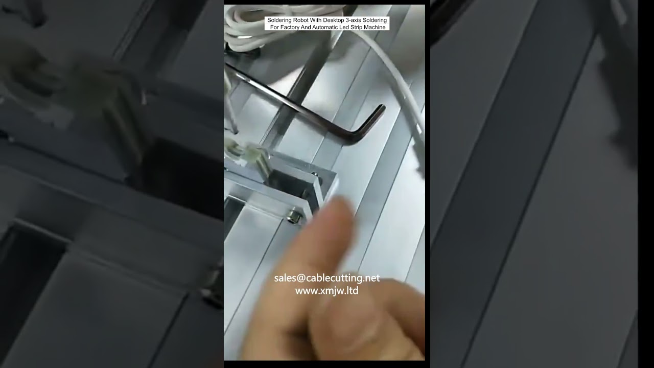 Desktopový pájecí robot s 3 osami pro tovární automatizaci a zpracování LED pásků