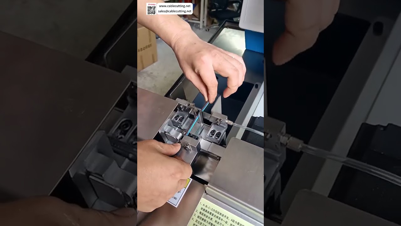 Automatický stroj na řezání a odizolování vícežilových kabelů – až 4 programovatelné segmenty (krátká verze)