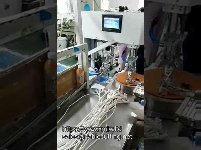 Plně automatický stroj na navíjení a vázání drátů pro cívky elektromotorů
