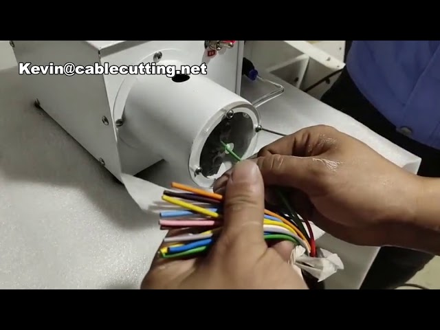 Pneumaticko-elektrický automatický odizolovací a kroutící stroj pro vícežilové kabely a napájecí šňůry