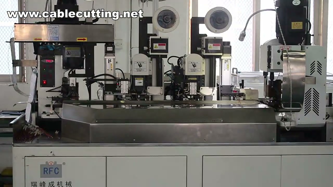 Plně automatický stroj na spojování vodičů a krimpování koncovek