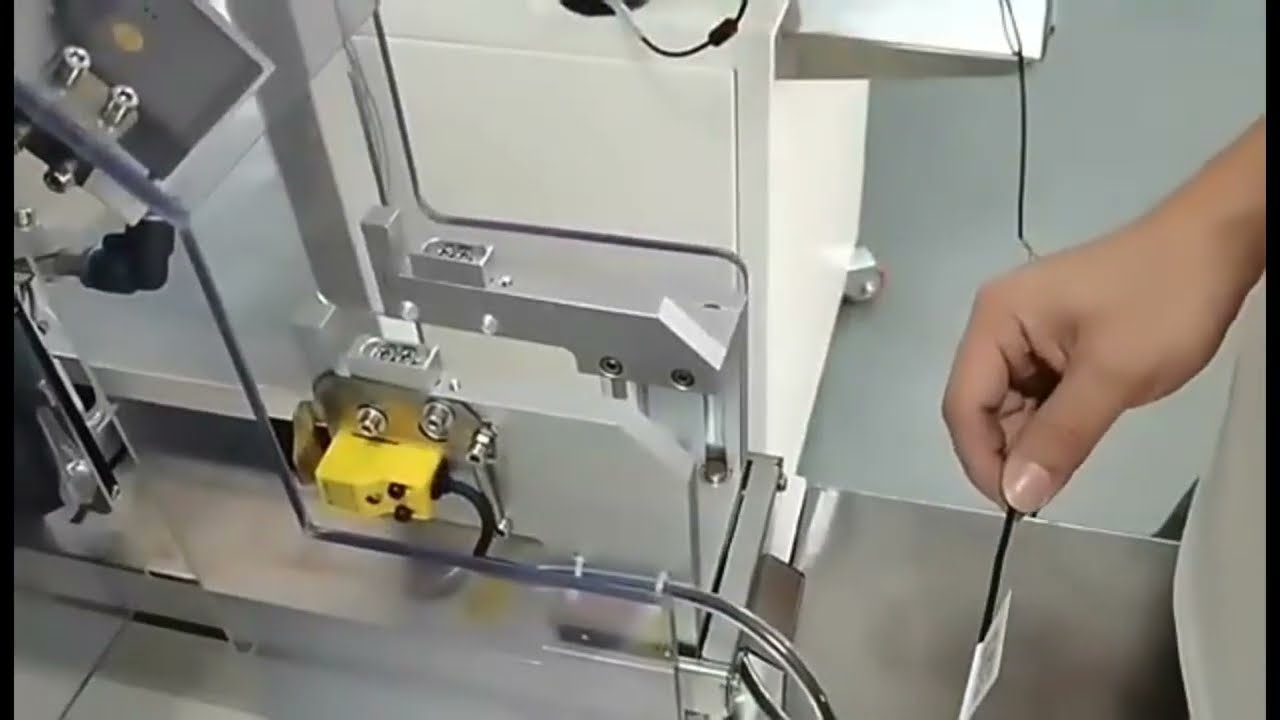 Samolepicí etiketovač pro USB sluchátkové kabelové svazky | Stroj na označování a skládání vodičů