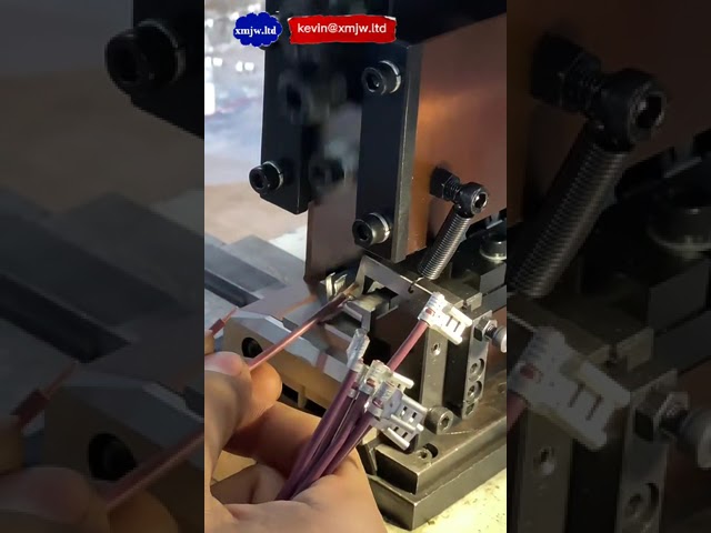 Poloautomatický krimpovací stroj na kabelová očka a svazky vodičů – spolehlivý lis pro výrobu