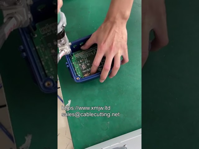 Automatický šroubovací a vrtací stroj s podavačem šroubů