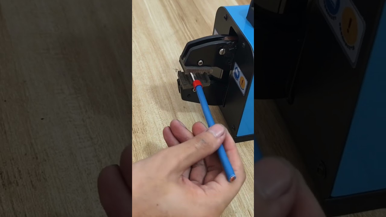 Bezpečné krimpování trubkových koncovek s pneumatickým krimpovacím strojem #továrna #stroj