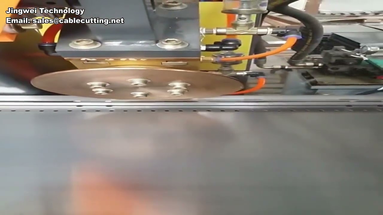 Dopravní linka s drátěným pásem a plochým článkovým dopravníkem pro automatizaci výroby