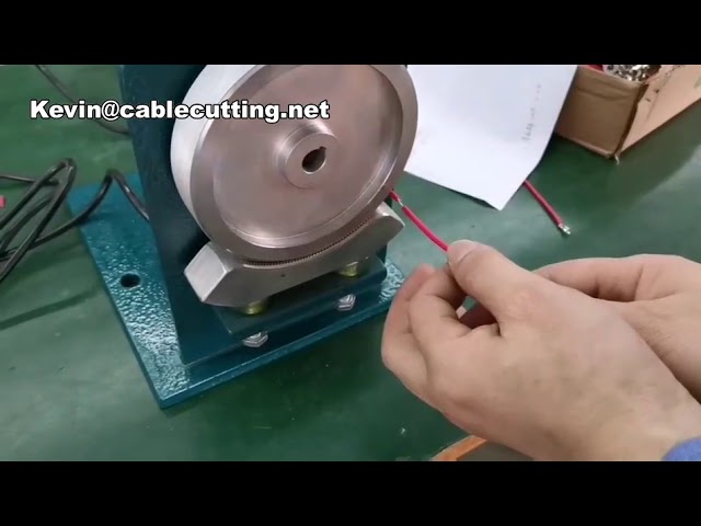 Poloautomatický rotační stroj na odizolování a kroucení drátů