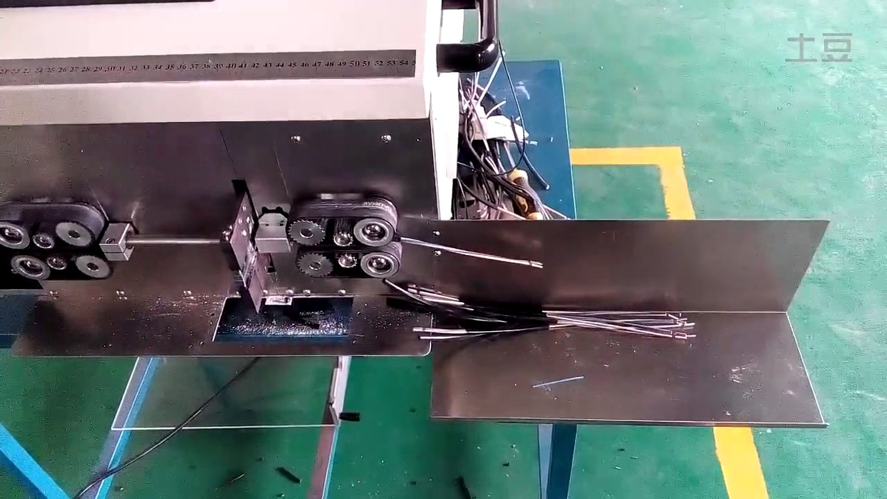 Automatický stroj na odizolování a řezání kabelů s dvouvrstvým pláštěm