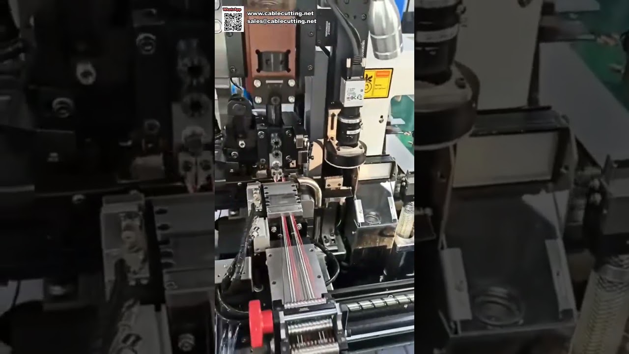 Automatický stroj na vkládání konektorů do kabelových svazků o délce 15 mm