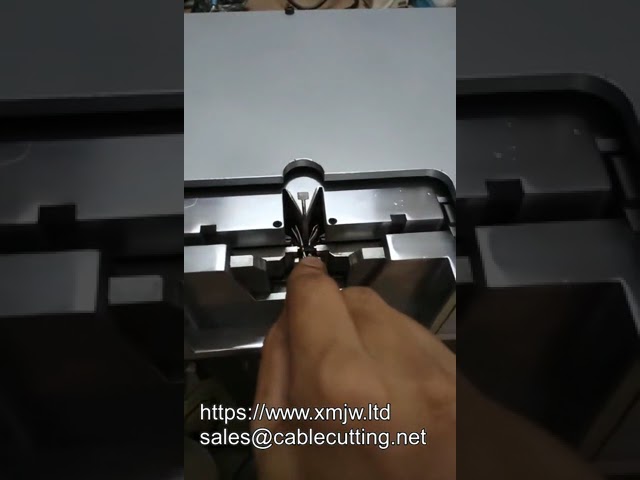 Efektivní automatický odizolovávač kabelů pro precizní výrobu HDMI