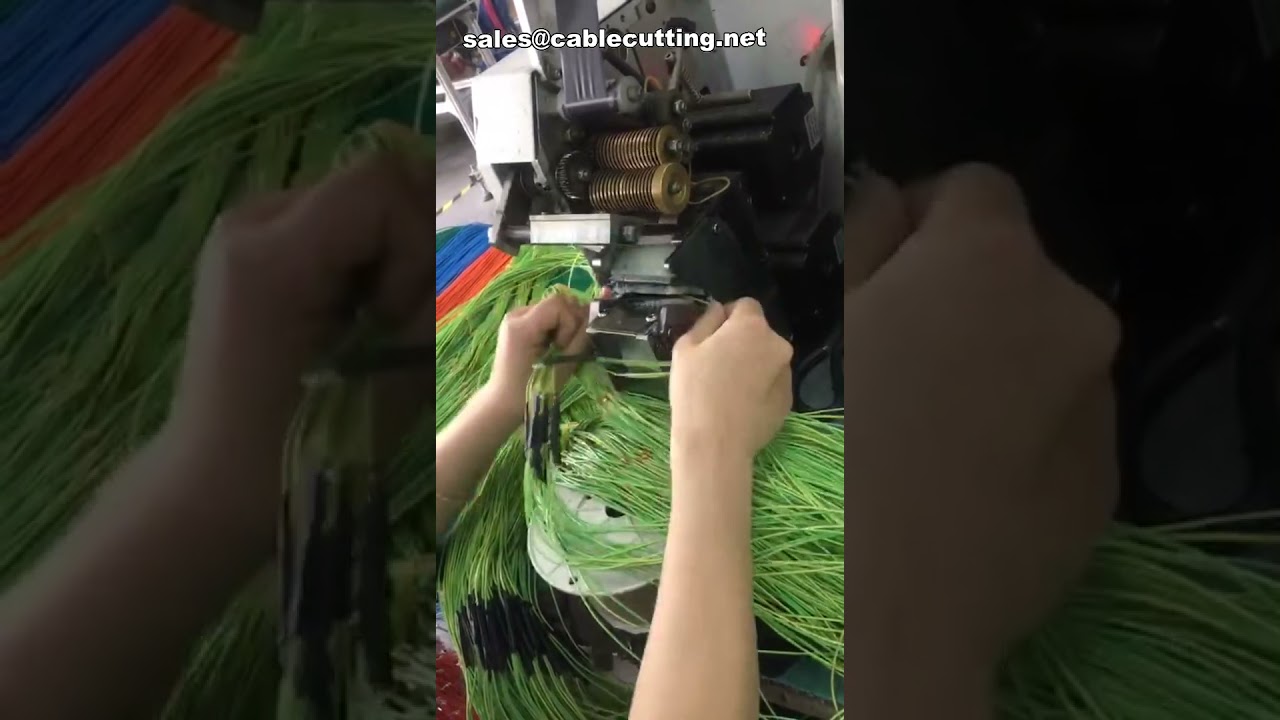 Automatický stroj na balení a ovíjení drátů a kabelů