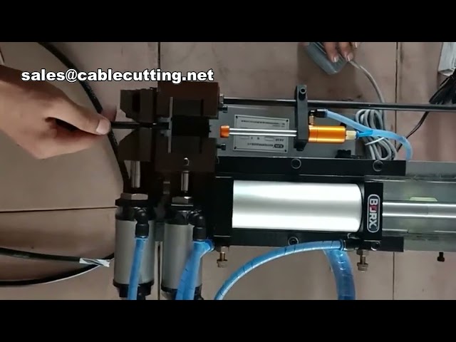 Vícežilový odizolovací a řezací stroj pro plynové a elektrické kabely a trubky