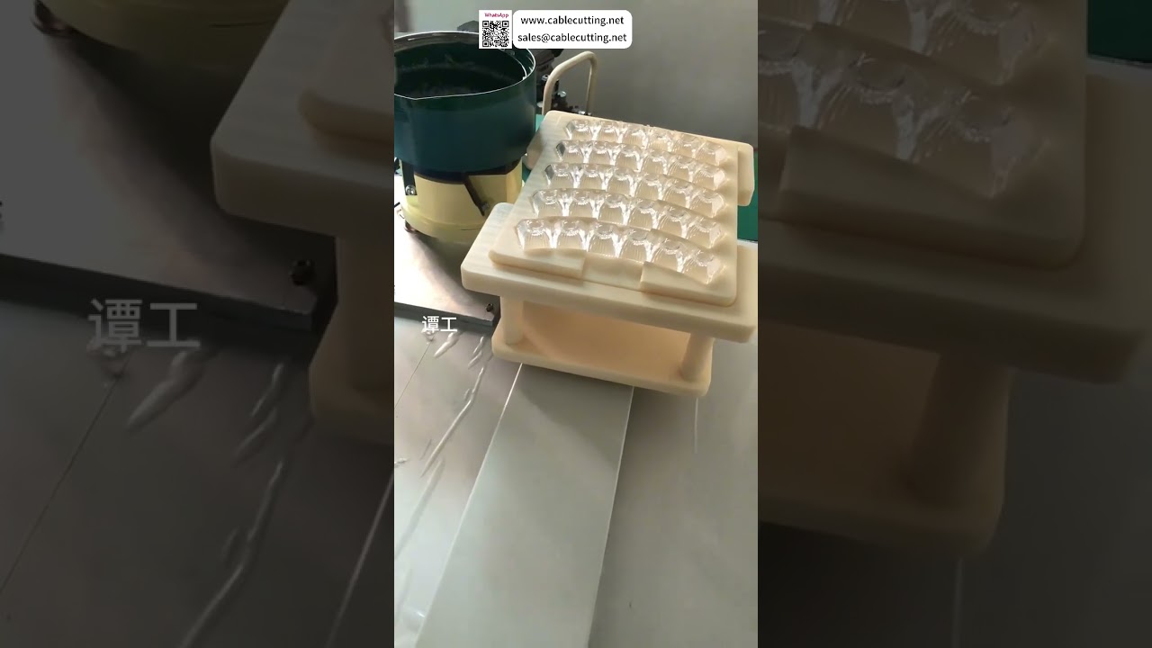 Automatický montážní stroj na držáky stínidel  Průmyslová automatizace továrny  Vysoká účinnost
