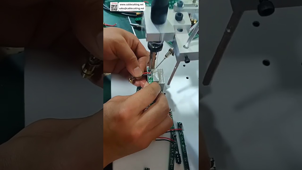 Poloautomatický pájecí stroj na dráty  Bodové úhlové pájení pro těžko dostupné svorky