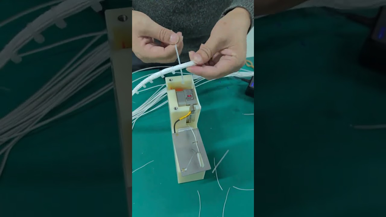 Vysoce výkonný automatický stroj na vázání kabelů nahrazuje ruční vázání a řezání pro hromadné kabelové svazky
