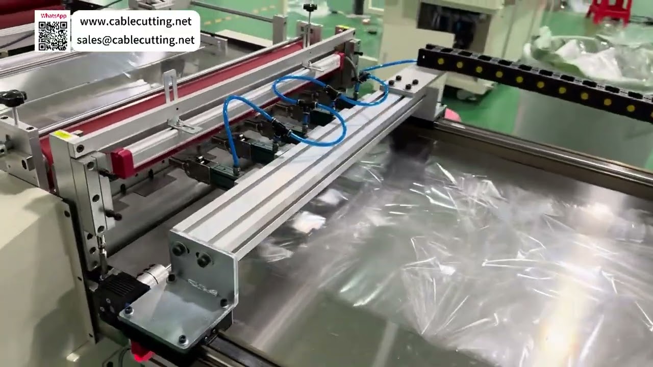 Automatický odtahový a sběrný pásový nůž s mechanickým ramenem pro měkké i tvrdé dlouhé materiály